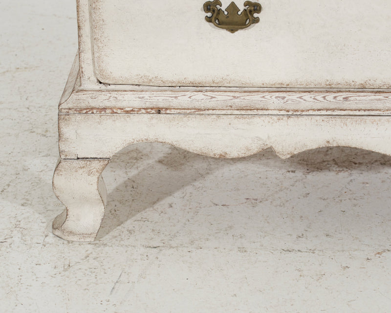 Norwegian vitrine cabinet, circa 1770 - Selected Design & Antiques