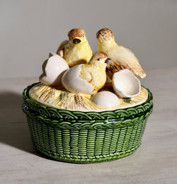Porcelain bowl of baby chickens - Selected Design & Antiques