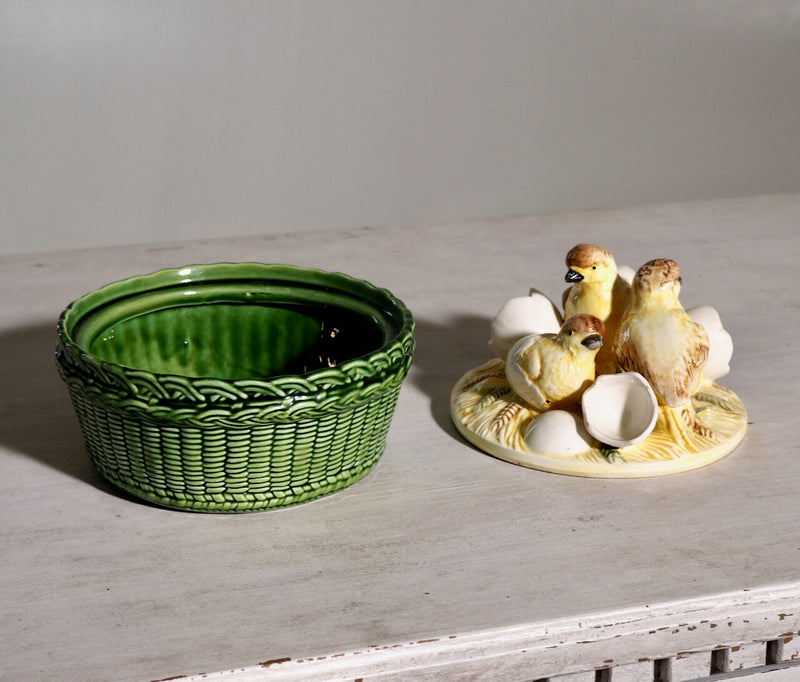 Porcelain bowl of baby chickens - Selected Design & Antiques